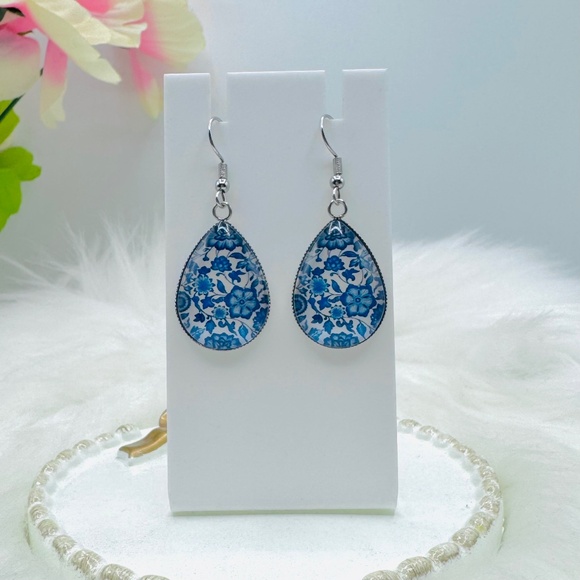 Blue and White Floral Pattern Glass Cabochon Design Earrings - Picture 1 of 4